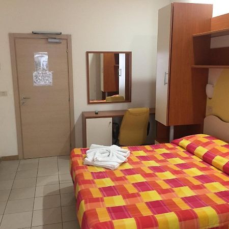 Hotel New Happy Ріміні Екстер'єр фото