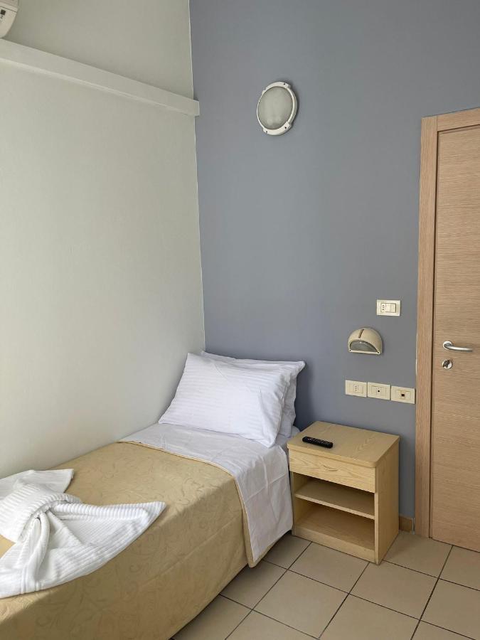 Hotel New Happy Ріміні Екстер'єр фото