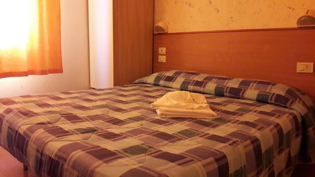 Hotel New Happy Ріміні Екстер'єр фото