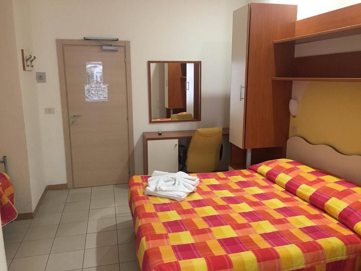 Hotel New Happy Ріміні Екстер'єр фото